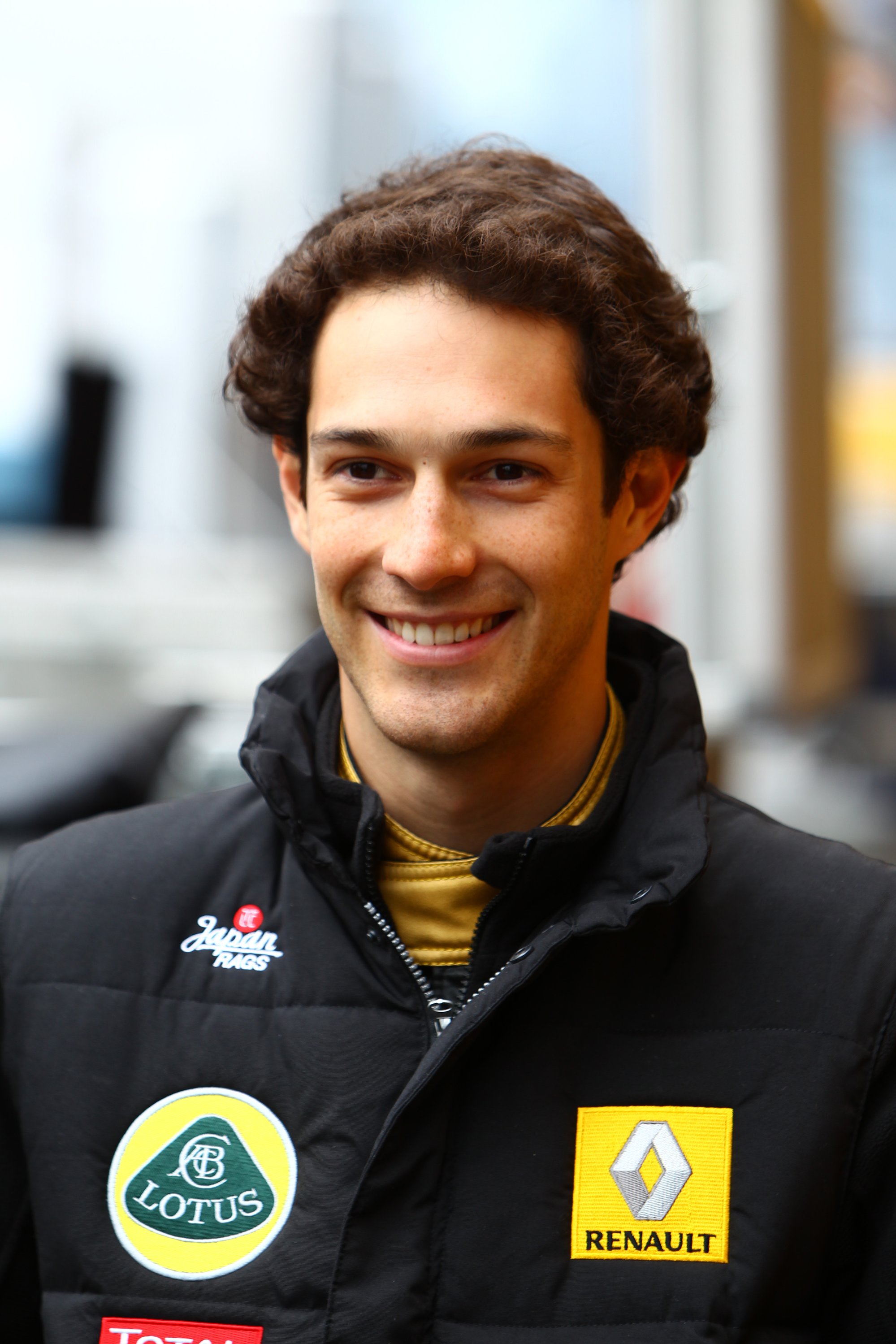 Cabelo castanho escuro e penteado chique de Bruno Senna  em 2024